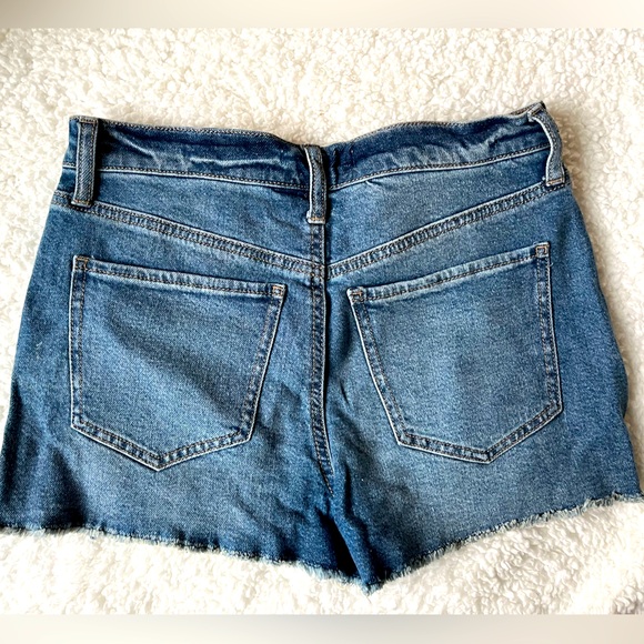 Distressed Cut off denim shorts / California closet staple! - Picture 5 of 5